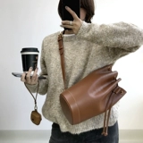 Небольшая дизайнерская кожаная сумка на одно плечо, из натуральной кожи, на шнурках