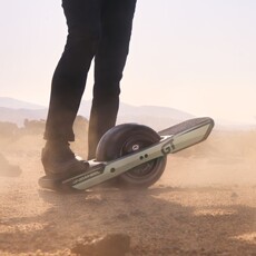 Самобалансирующийся электромобиль 美国onewheel自平衡电动滑板新款gt智能电动车成人代步车正品