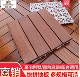 На открытом балконе пол -на пол -полы, держащий деревянный полы.