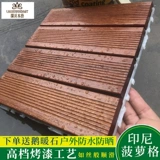 На открытом балконе пол -на пол -полы, держащий деревянный полы.