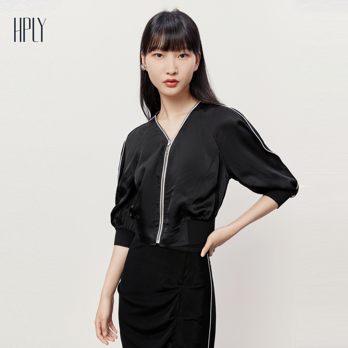 HPLY荷比俪2023夏季新款女条纹V领拉链罗纹收腰外套HYD25520317-1 - 图1
