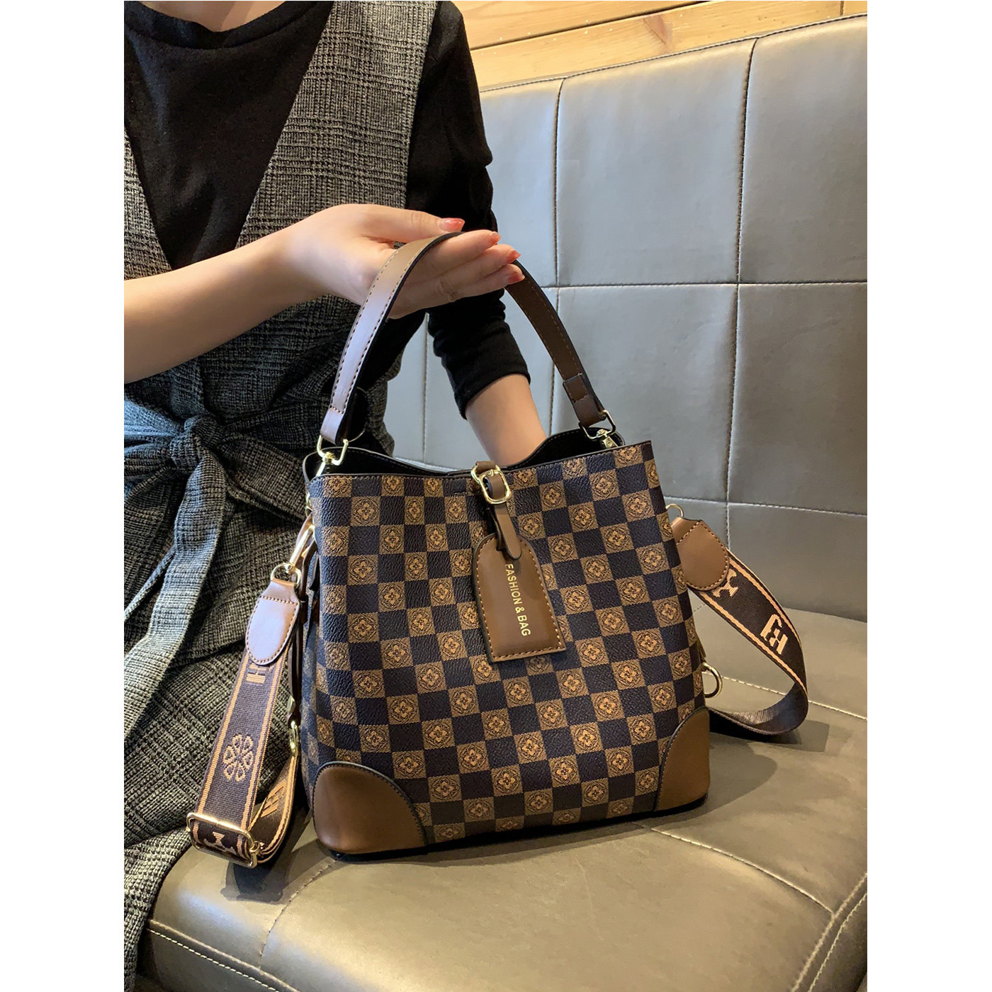 高级感通勤手提水桶包女秋冬2025年新今年流行时尚老花单肩斜挎包,淘宝优惠券,粉丝福利购,淘宝优惠卷