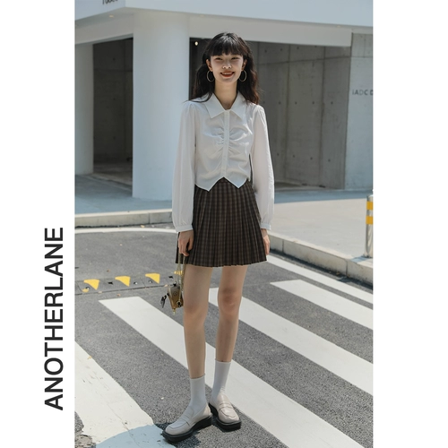 Дизайнерская короткая белая рубашка, городской стиль, коллекция 2022, в западном стиле, тренд сезона, облегающий крой