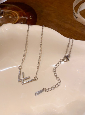 搜搜韩系爆款幸运字母W钛钢项链轻奢小众超仙气质网红同款锁骨