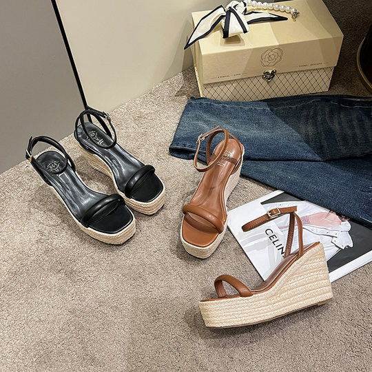 2025欧美新款时尚超高跟一字扣带松糕凉鞋夏新款坡跟草编厚底女鞋