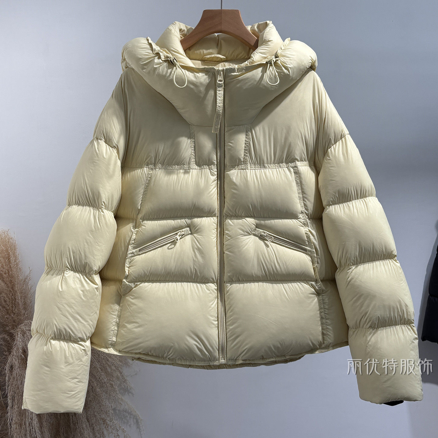 2025冬季新款韩版连帽云朵泡芙好看面包羽绒服女短款加厚保暖外套
