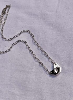 青岛外贸流行饰品欧美原单抽象手铐个性小众热卖精品项链女