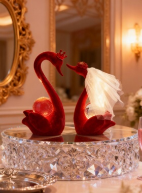 新中式天鹅情侣摆件红色绒布婚礼装饰桌面祝福套装礼盒装