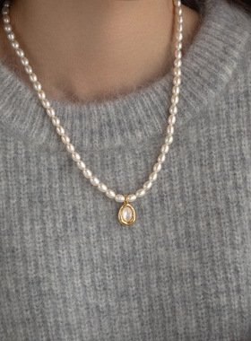 天然淡水小米粒珍珠项链配饰女秋冬毛衣链轻奢高级感贝壳吊坠饰品