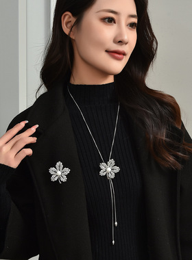 秋冬新款镂空水晶枫叶毛衣链气质百搭叶子长款项链两戴胸针挂件女