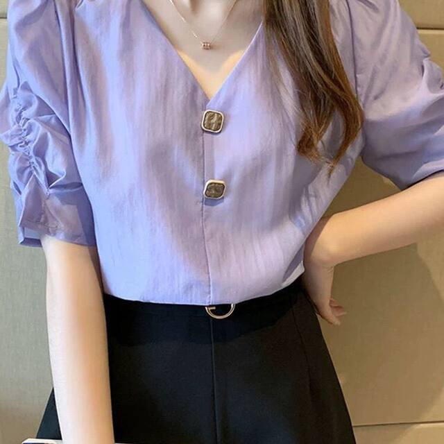 ລະດູຮ້ອນປີ 2025 ເສື້ອຢືດ chiffon ເສຶ້ອແຂນສັ້ນແບບວ່າງອອກໃໝ່ຂອງຜູ້ຍິງອອກແບບ niche shirt v-neck puff sleeve top