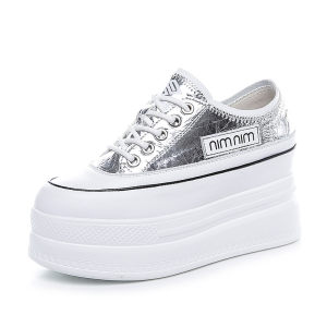 逸芝媛2020新款春款休闲百搭女鞋子板鞋内增高厚底松糕单鞋乐福鞋