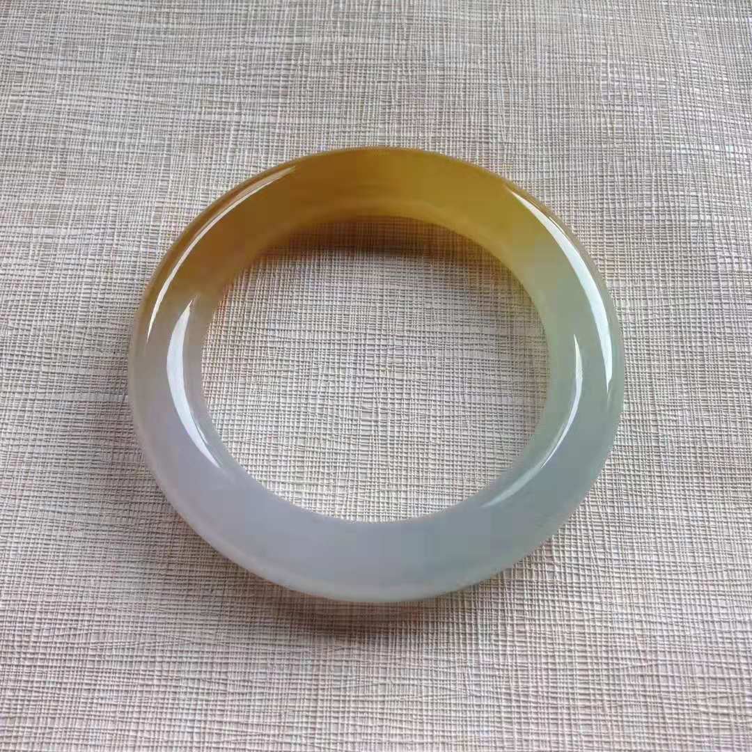 天然贵妃手镯 翡翠直播进行中 冰糯种圆条细条飘阳绿花 天然贵妃手镯 翡翠直播进行中 冰糯种圆条细条飘阳绿花
