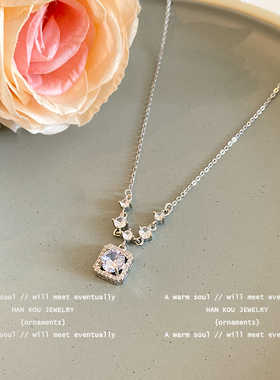 轻奢风闪钻方块吊坠项链女款2024