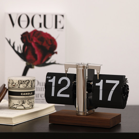 Light luxury automatic page turn clock desktop ornaments retro mechanical watch table top digital watch creative living room decoration
