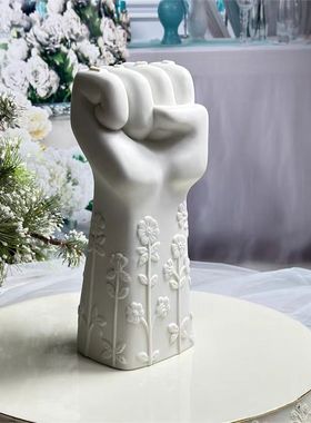 陶瓷白色浮雕磨砂乔迁拳击手摆件