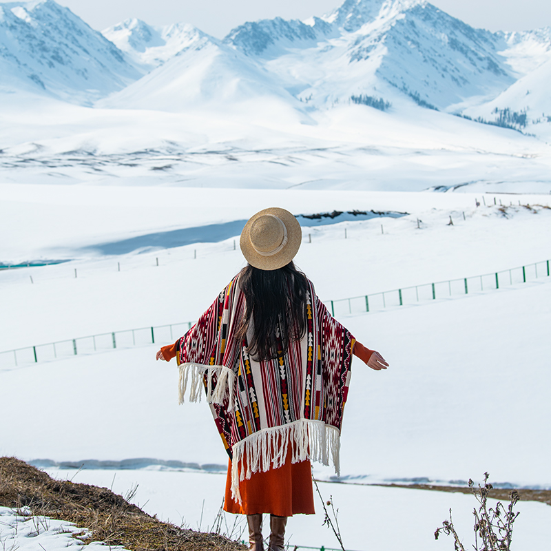 理想三旬女装新疆云南西藏旅拍民族风条纹披肩斗篷开衫中长款针织-图2