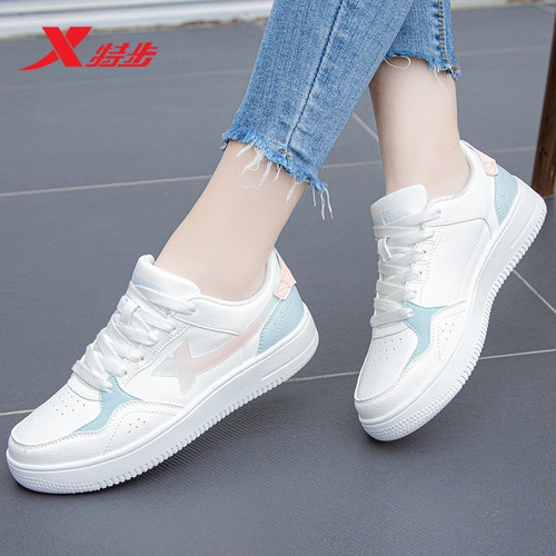 特步女鞋板鞋皮面2025新款秋冬白鞋透气鞋子旗舰店女款软底运动鞋 - 图0