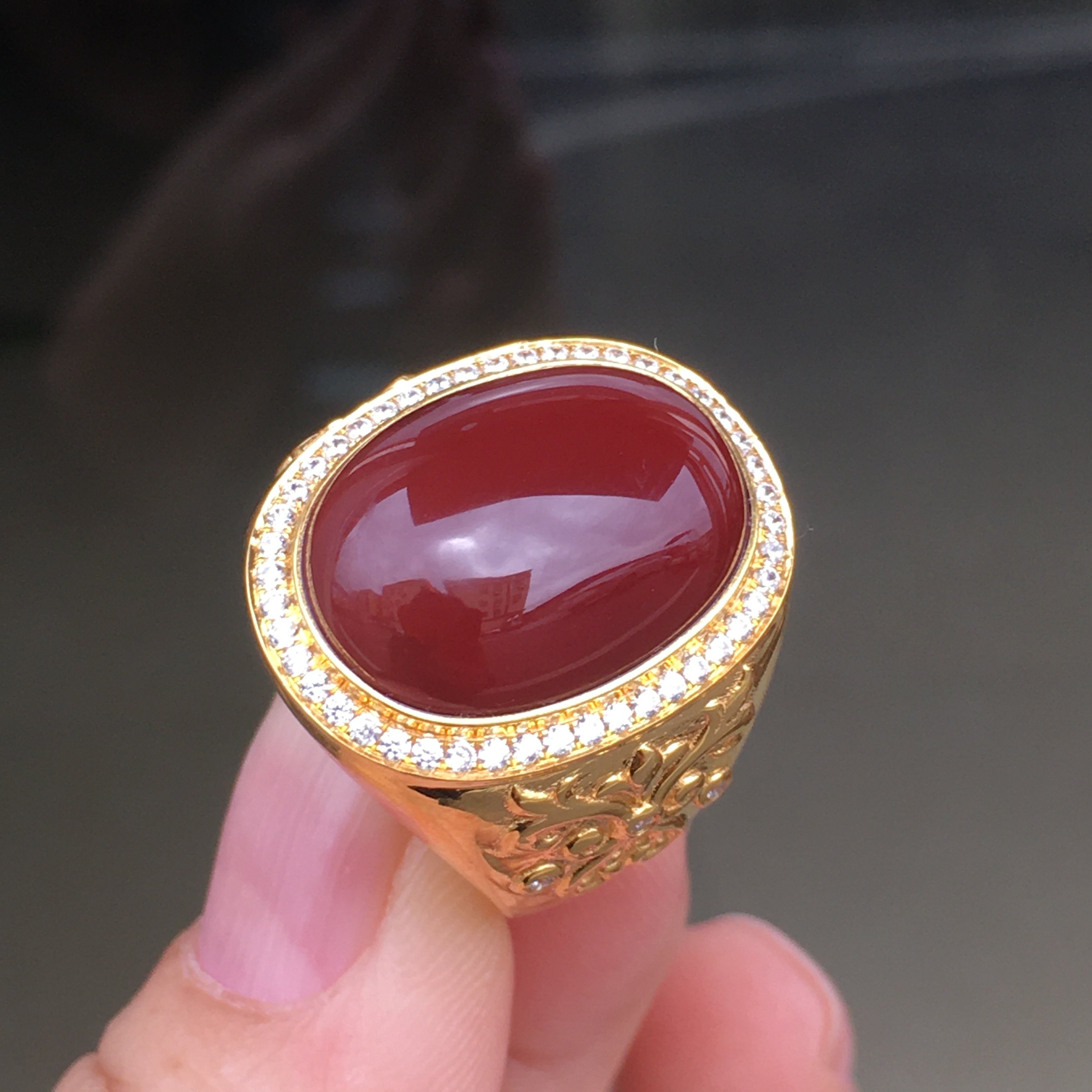 Exquisite collection-grade Wassily made oxblood red ring, 18k gold thick gold with large diamonds inlaid with solid color naked surface