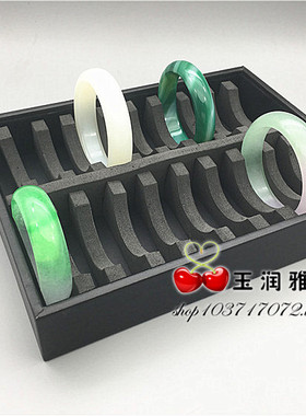 高档珠宝玉器黑白皮革支架摆放