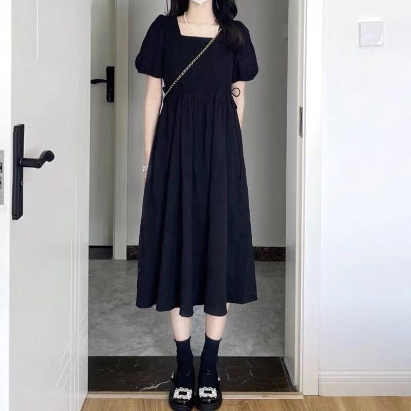 黑色收腰连衣裙女夏2024新款方领气质泡泡袖高级感赫本风小黑裙子