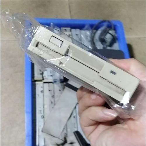 全新库存进口设备拆机软驱的FDD有19个 USB-FDD有一个 欢全新议价
