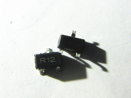 晟记 基准电压LM385M3X-2.5 LM385-2.5V 丝印R12 SOT-23 - 图0