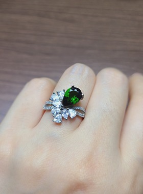 透辉石水滴戒指 重量1.96克拉 尺寸7*9.5mm 全净无暇 铬绿色正宗