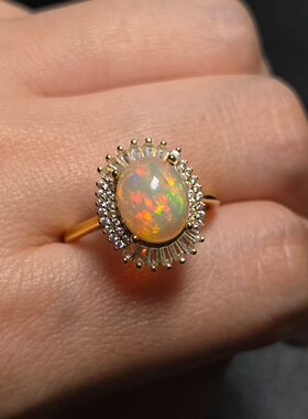 天然欧泊戒指宝石尺寸8*10mm重量2.5克拉左右火彩丰富仿佛油画