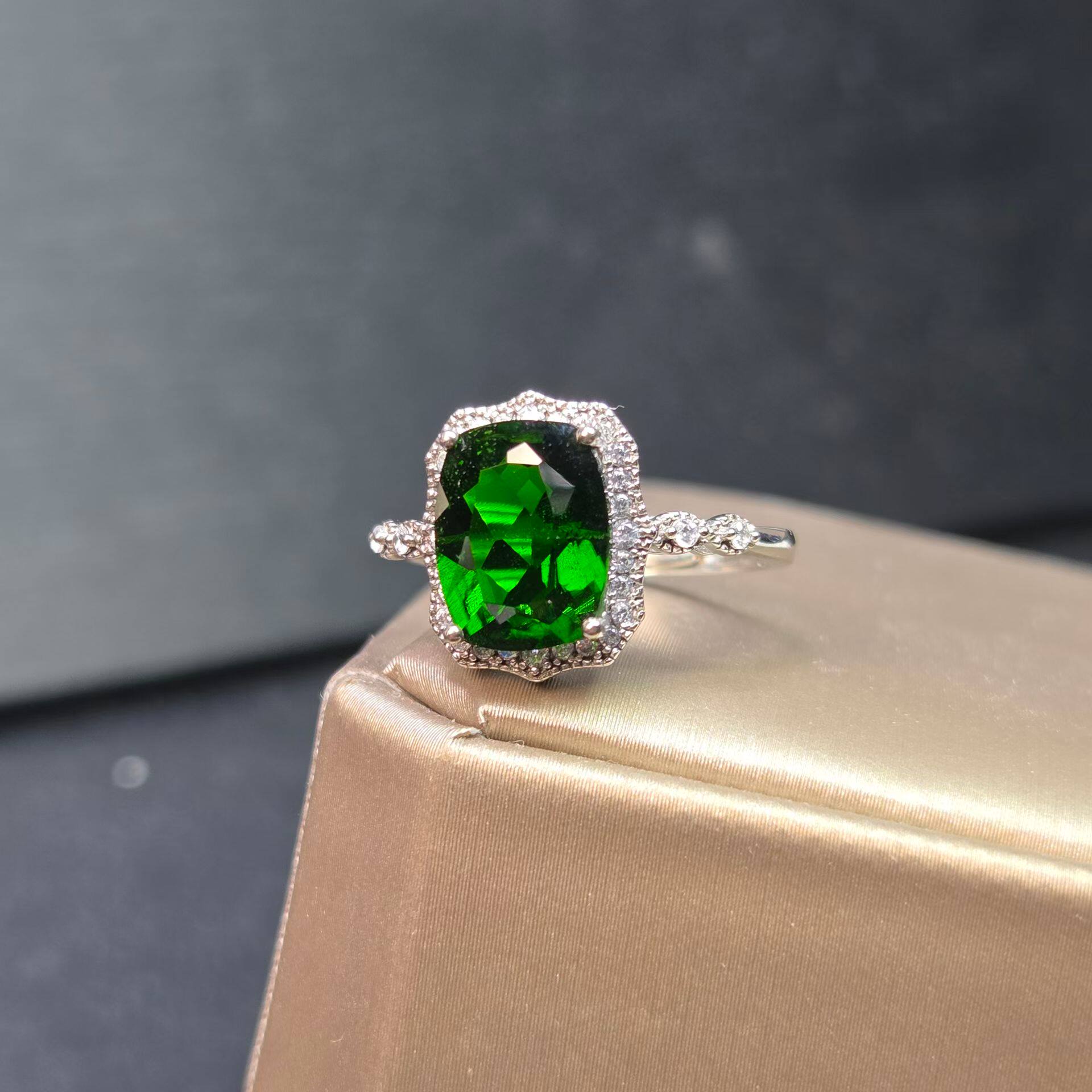 Natural diopside ring produced in Russia, weight 2.94 carats, square pillow shape, 7.7*9.8mm fine silver