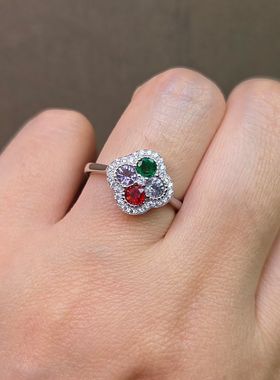 天然四叶草戒指分别是祖母绿+尖晶石圆形直径3mm群镶4颗宝石银镶