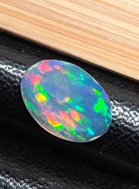 天然欧泊戒指刻面欧泊火彩如极光尺寸7*9.8mm火彩如流星雨纯天然