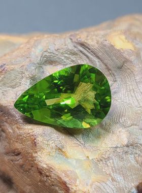 天然橄榄石裸石一颗 水滴形状橄榄石做项坠 戒指 重量6克拉