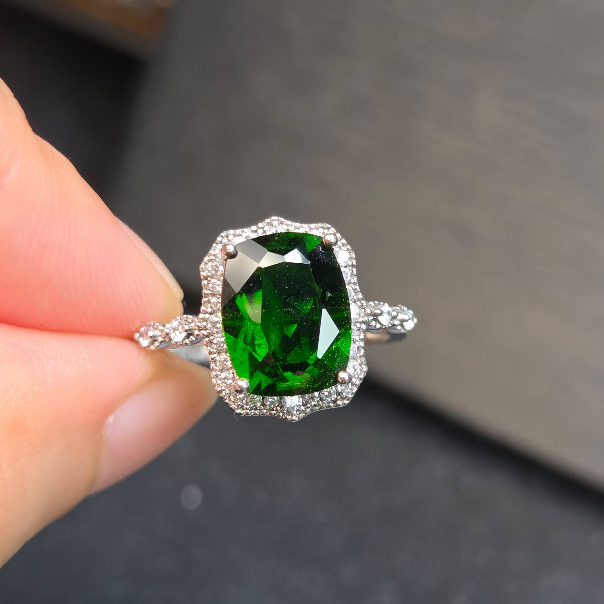Natural diopside ring produced in Russia, weight 2.94 carats, square pillow shape, 7.7*9.8mm fine silver