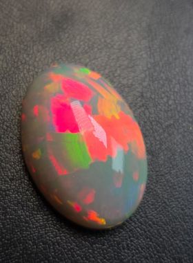 天然欧泊大吊坠粉色彩偏多的一颗大蛋面重量24.3克拉纯天然无染色