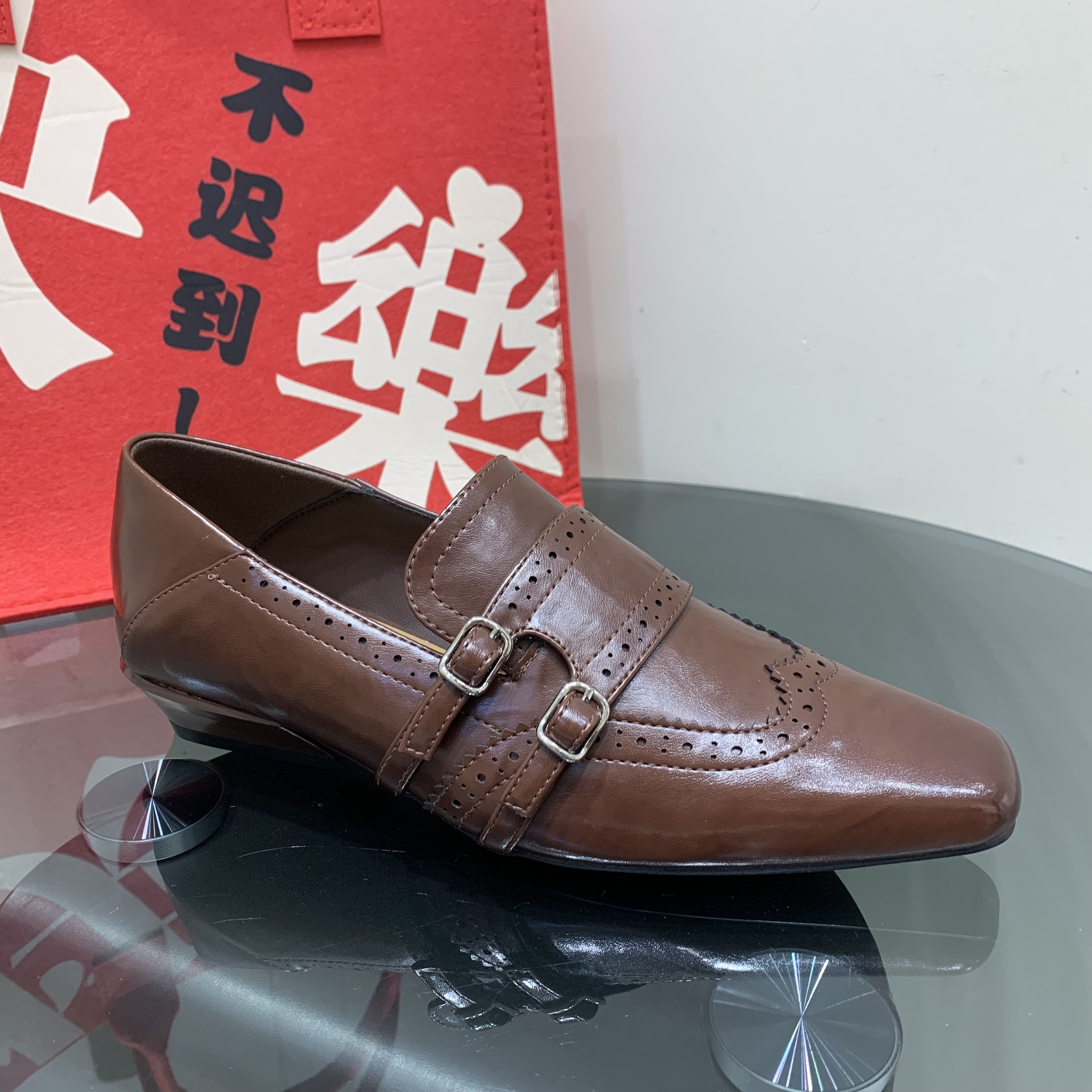 欧货2026春季新款时尚英伦风小皮鞋低跟布洛克皮带扣深口单鞋女,淘宝优惠券,粉丝福利购,淘宝优惠卷