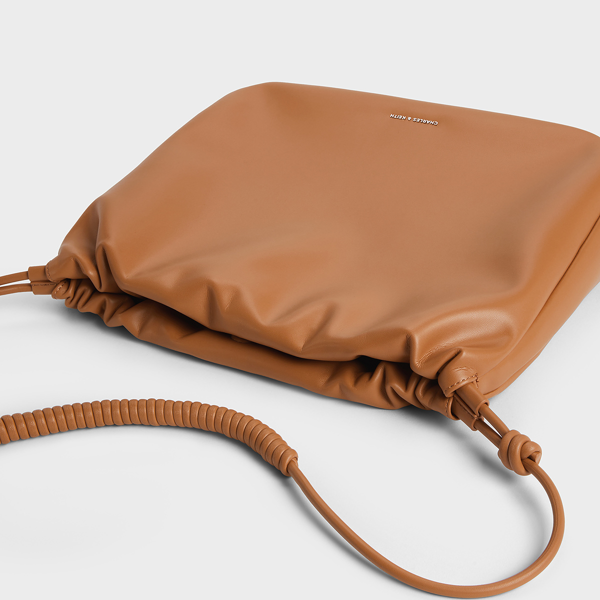 CHARLES&KEITH秋冬女包CK2-40782595柔软抽绳大容量单肩斜挎包 - 图2