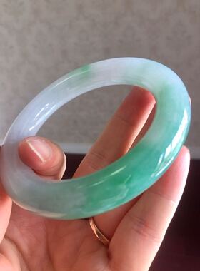 a货胖圆条佩戴大气翡翠手镯