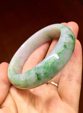 天然A货翡翠手镯 糯化底飘绿花 大半圈的翠绿 55圈口