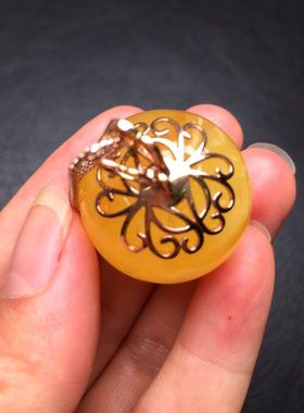 琥珀蜜蜡18k金镶嵌圆珠云纹吊坠