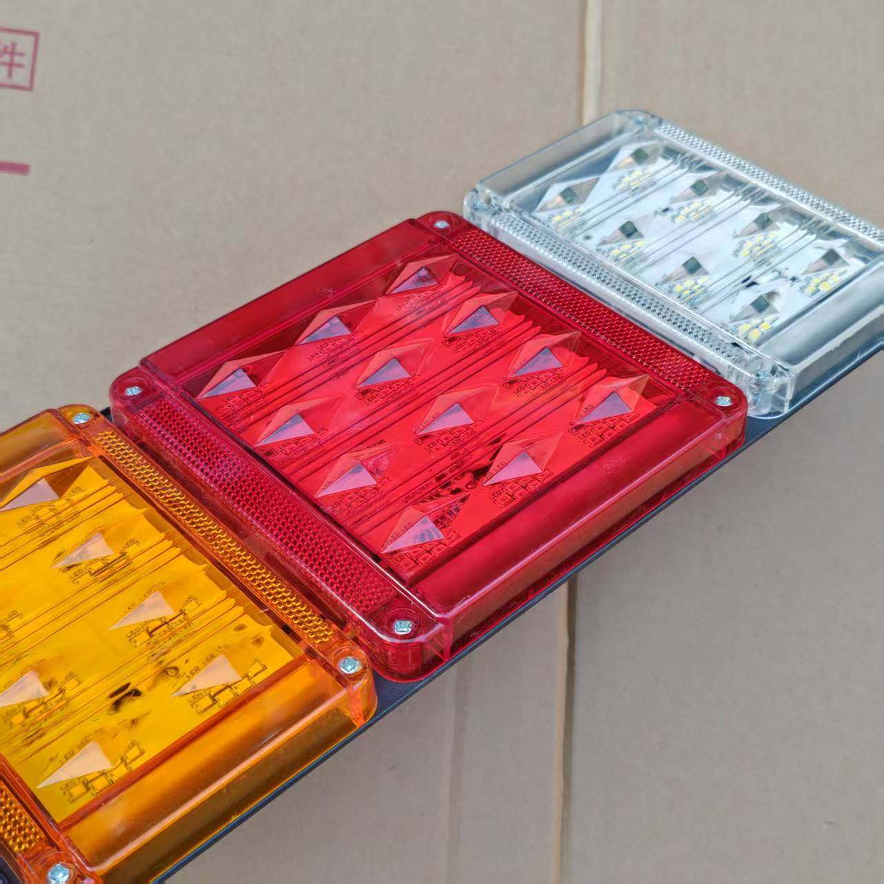 钻石140-2后尾灯高亮LED货车轻卡刹车转向倒车灯总成24v防水高亮 - 图1