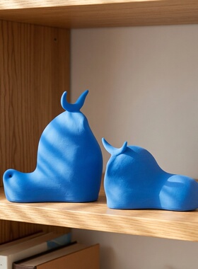 侘寂风布里斯托蓝陶瓷抽象牛雕塑