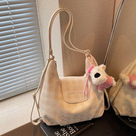 Simple and trendy design shoulder bag