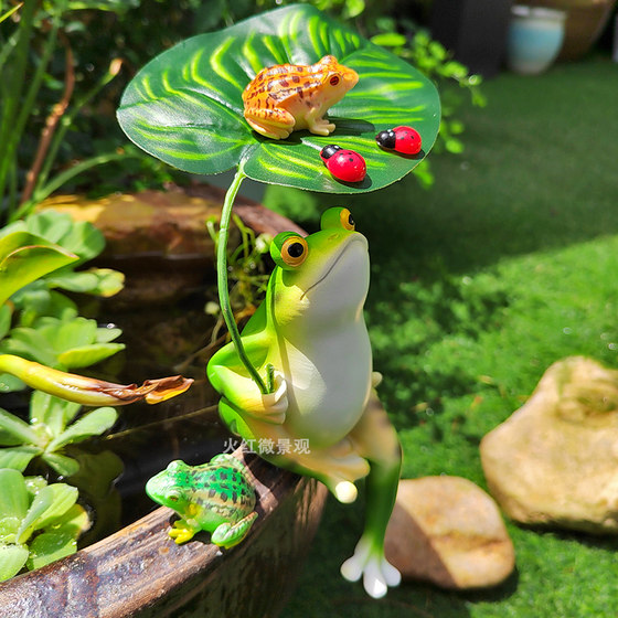 Hold an umbrella to enjoy the cool, simulated frog ornament