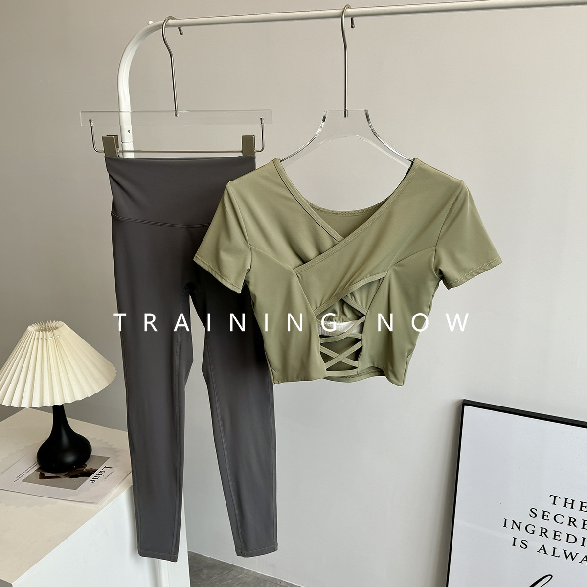 夏季晨跑服套装女时尚新款带胸垫瑜伽紧身短袖速干健身训练运动衣 - 图1