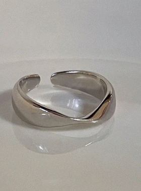 莫比乌斯环纯银波纹素圈戒指