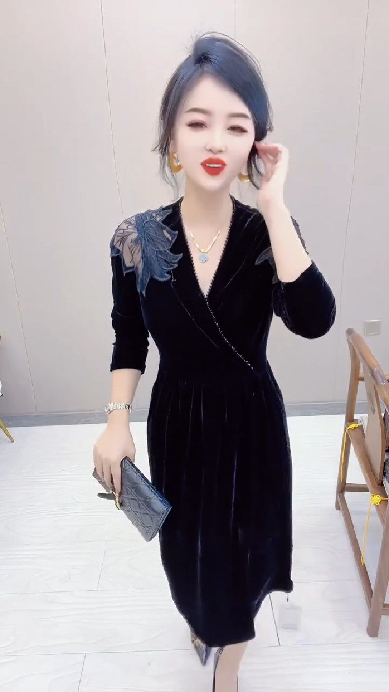 丝绒连衣裙女2023秋季新款气质女人味V领蕾丝拼接镂空收腰打底裙