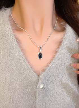 轻奢黑色方块卫衣项链女秋冬
