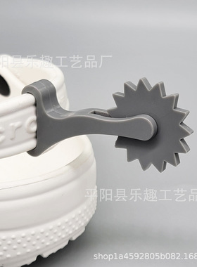 跨境新品Spurs charm 小饰品洞洞鞋 尾翼吊坠 鞋子旋转吊坠配件
