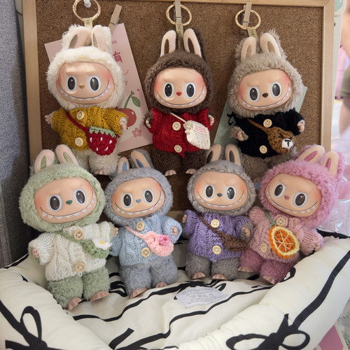 17cm搪胶公仔毛绒玩labubu可爱娃衣挂件拉布布钥匙扣爱心小熊帽子 - 图0